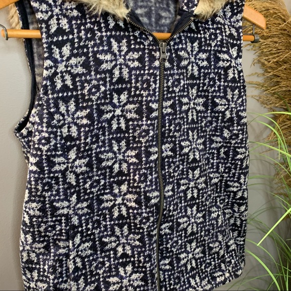 Patterned Hooded Vest - Picture 5 of 10
